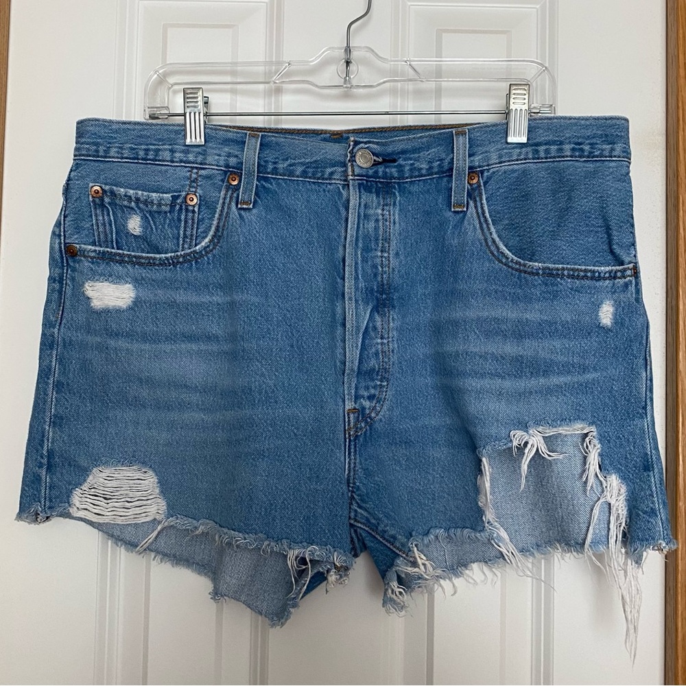 Levi’s 501 Distressed Medium Blue Jeans Shorts Size 34